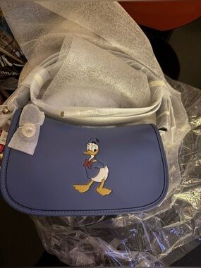 New! SOLDOUT DISNEY X COACH Swinger Bag Donald Duck